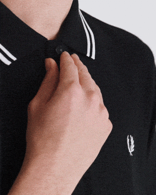 Polo adaptativo de Fred Perry en estilo clásico, con cierres magnéticos en lugar de botones para facilitar el abrochado con una sola mano.
